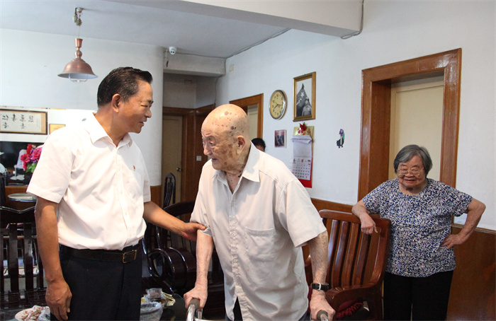 交水建集團(tuán)黨委開展“七一”走訪慰問活動